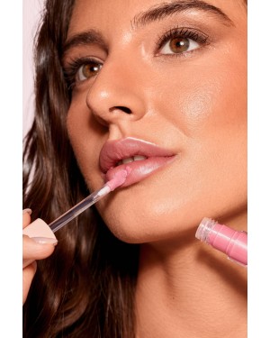 Balmy Gloss Purobio è l’alleato perfetto per labbra luminose, nutrite e visibilmente più piene. La sua formula 2-in-1 fonde la performance di un gloss con le proprietà nutrienti di un balsamo labbra.Online su Bioeco-shop.it