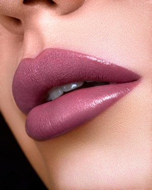 Matitone Rossetto Beige nude Hyalur-on Skin Proof è il rossetto a lunga tenuta dall'effetto idratante! Coprente con una tinta labbra e confortevole come un balsamo labbra.Online su Bioeco-shop.it