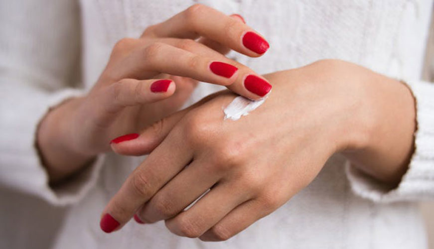 applicazione crema mani